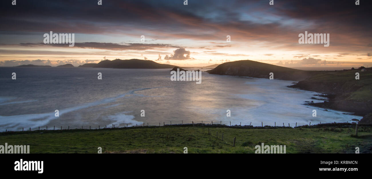 Sonnenuntergang über Slea Head und die Blasket Inseln auf der Halbinsel Dingle in der Grafschaft Kerry in Irland. Stockfoto