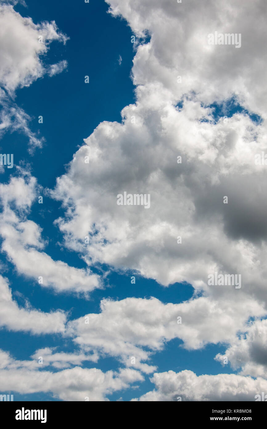 Tiefblauen Himmel und weißen Wolken Stockfoto