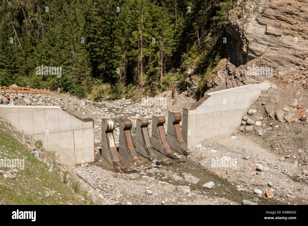 Big Walls als Schutz von Felsen und Bäumen, die mit Schmelzen Wasser kommt Stockfoto