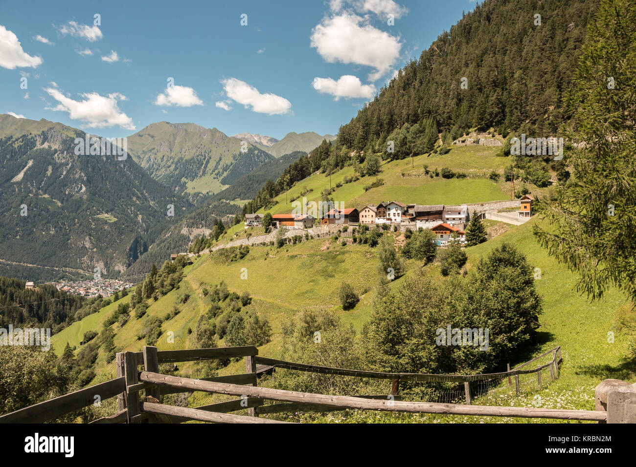 Kleine Siedlung von Almen und Wälder auf dem Berg Stockfoto