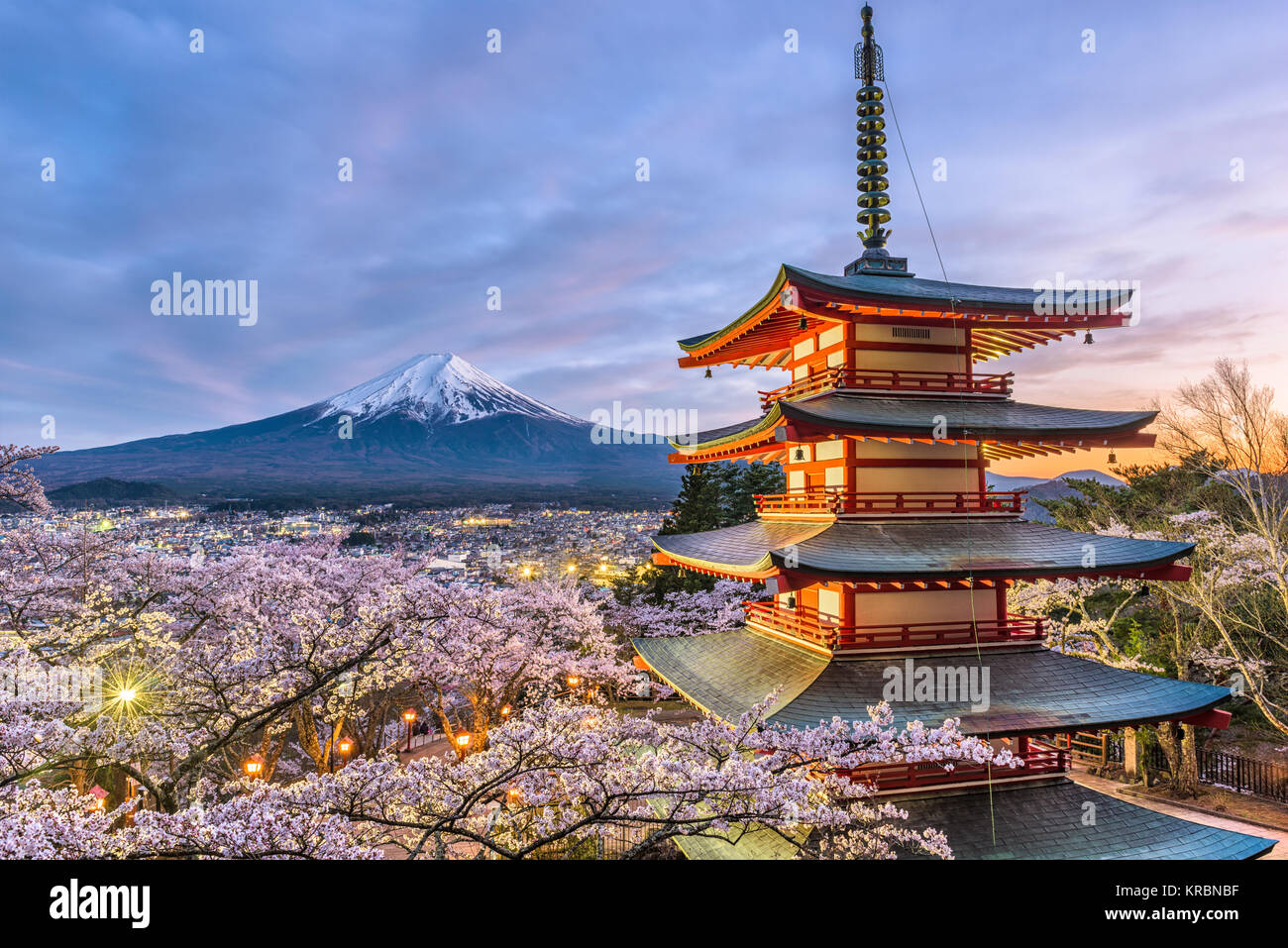 Mt. Fuji und Tempel Pagode in Fujiyoshida, Japan. Stockfoto