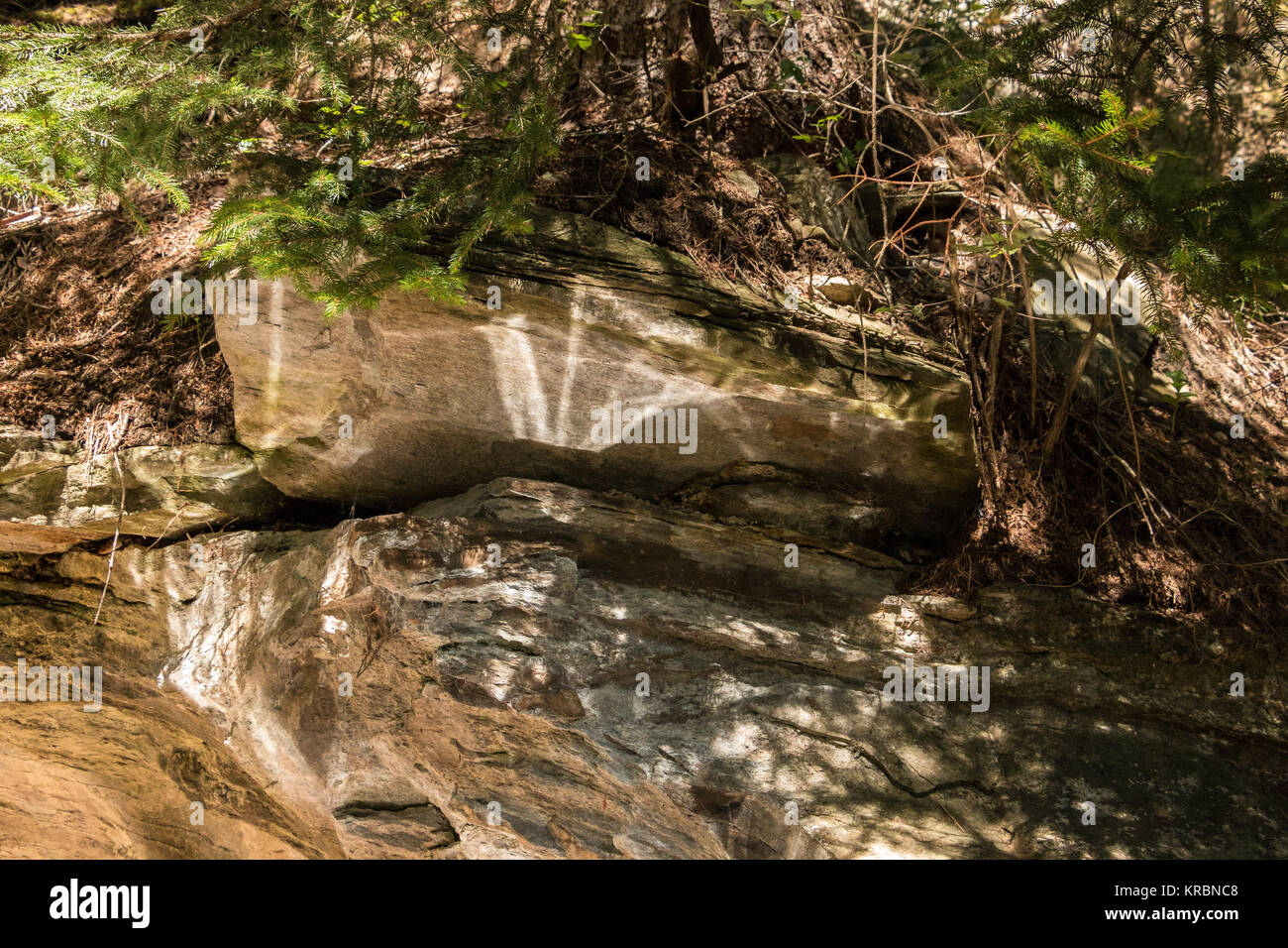 Reflexionen von Wasser auf den braunen Felsen Stockfoto