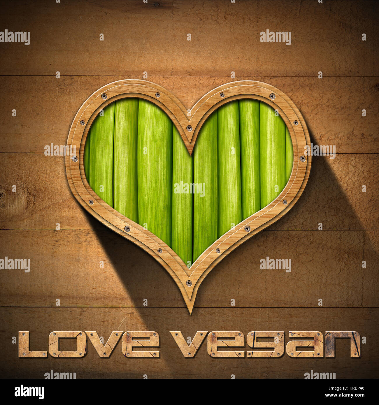 Holz- Bullauge Herzform mit grünem Gemüse Innenraum, auf Holz Wand und geschrieben "Liebe Vegan" Stockfoto