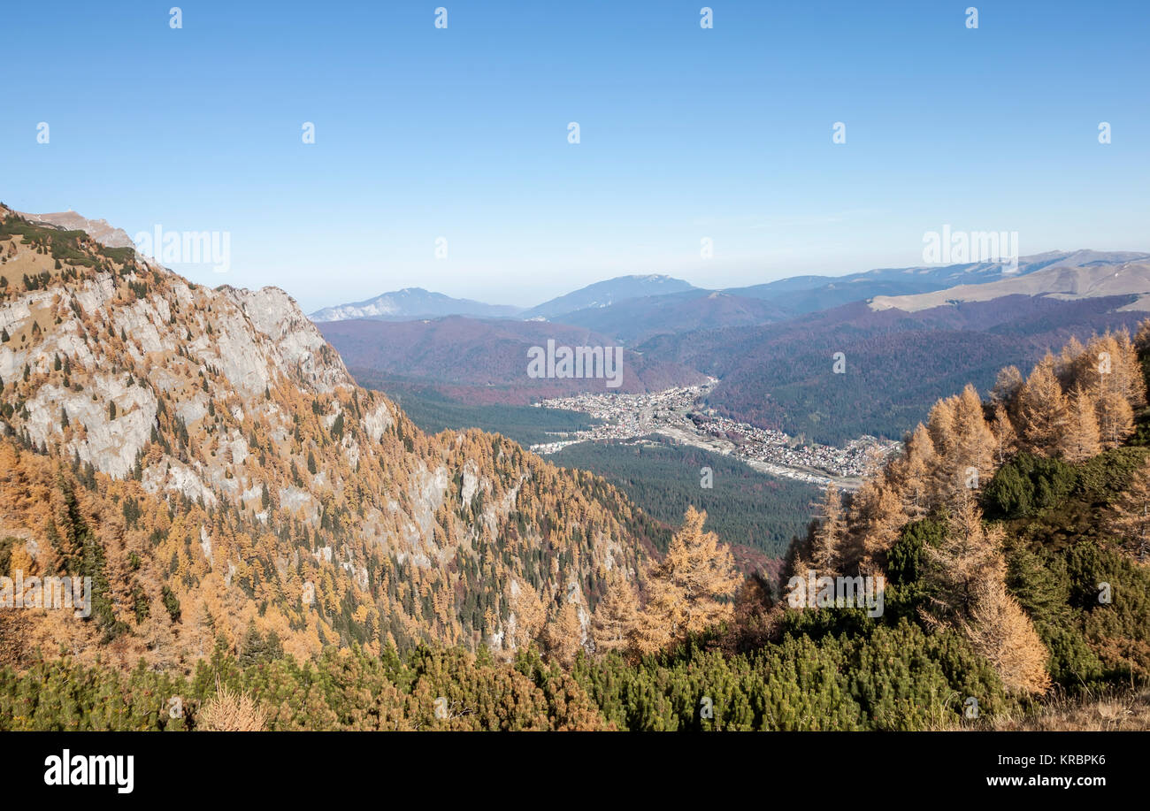 Die bewohnten Prahova Tal, mit Mountain Resorts, von der Bucegi Plateau gesehen, die Karpaten, Rumänien, Herbst Landschaft Stockfoto