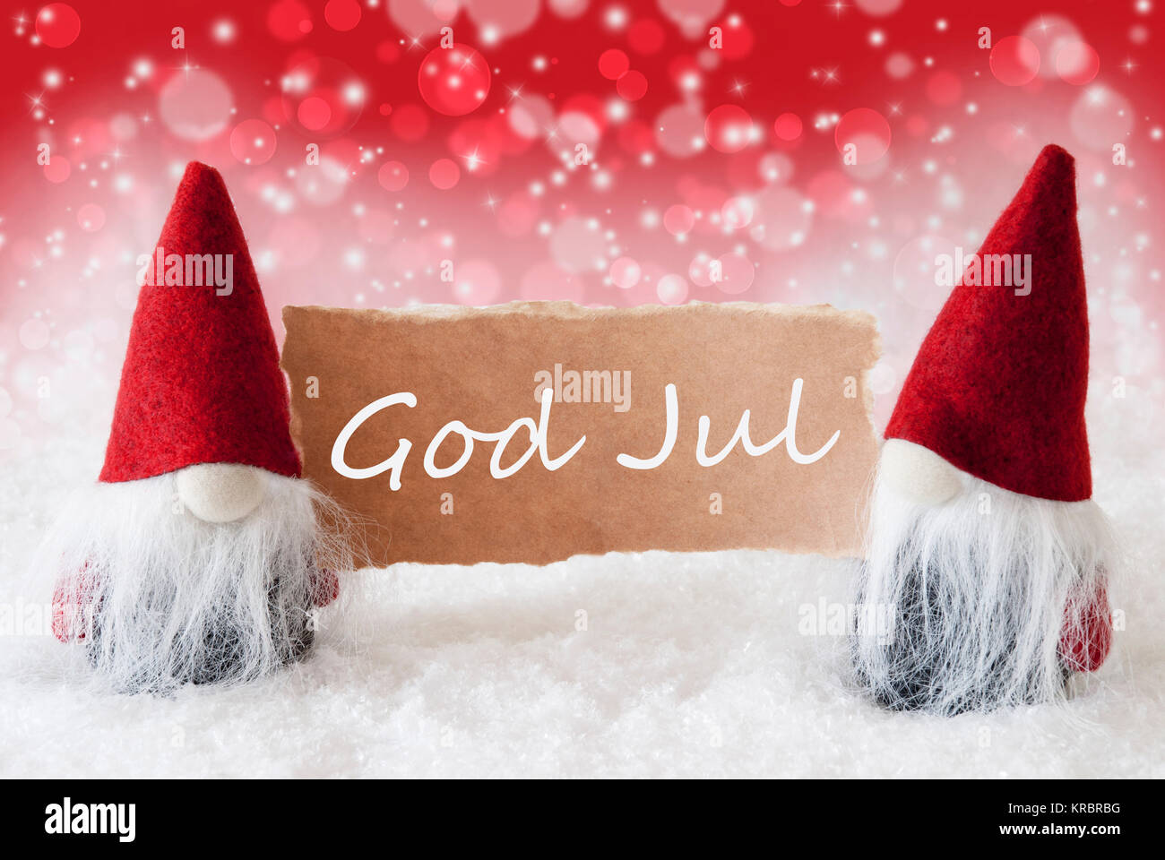 Weihnachten Grußkarten mit zwei Rote Zwerge. Sekt Bokeh und weihnachtlichen Hintergrund mit Schnee. Deutsche Text Gott Aug bedeutet Frohe Weihnachten Stockfoto