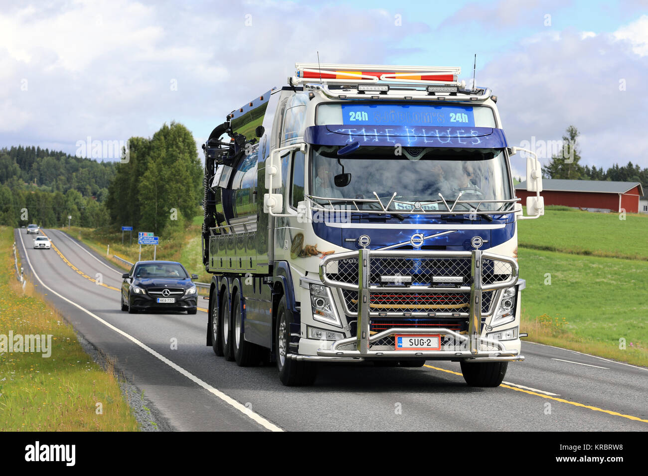ALAHARMA, Finnland - 12. AUGUST 2016: Maßgeschneiderte Volvo FM Vacuum truck der Blues von Sjobloms den Tankservice sind Kb mit Chrom Zubehör und Airbrush painti Stockfoto
