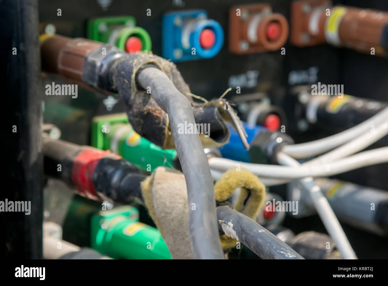 Elektrische Leitungen in einer temporären freien Distribution Station verbunden. Stockfoto