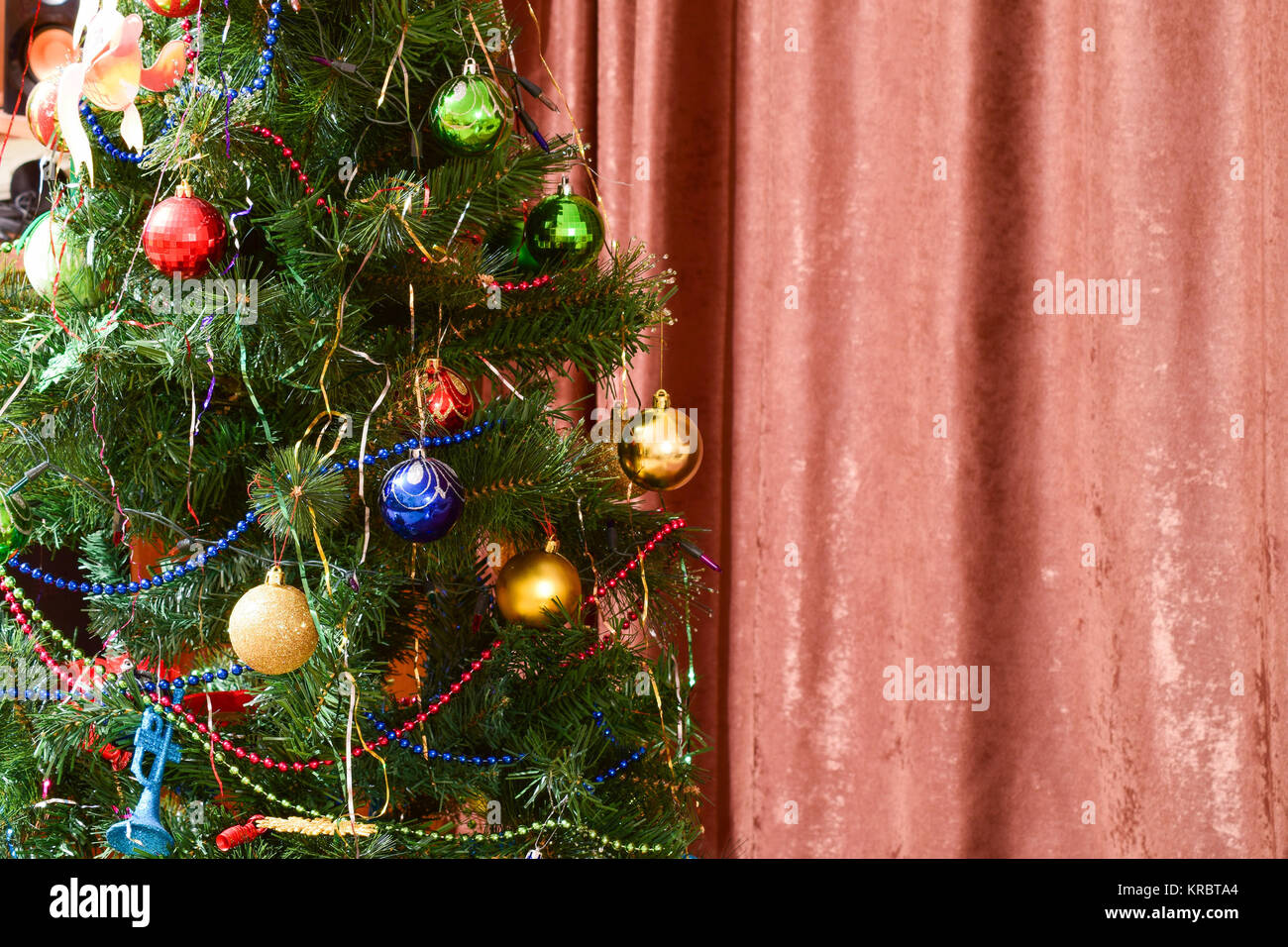 Weihnachten Spielzeug und Ornamente auf dem Weihnachtsbaum Stockfoto