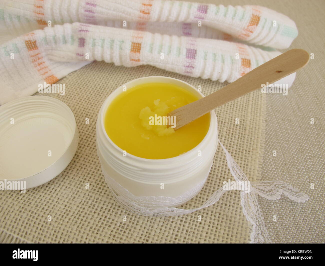 Ghee Butter für die Hautpflege und als Massageöl Stockfoto