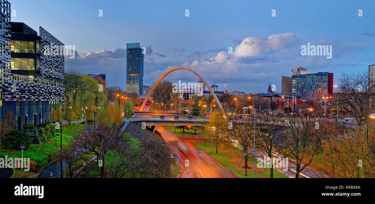 Ältere (2017) Skyline von Manchester von Süden mit Hulme Arch und Teil der Manchester Metropolitan University auf der linken Seite. Neuere 2021 Aufnahmen, die ich selbst habe. Stockfoto