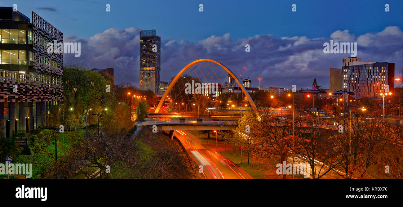 Ältere (2017) Skyline von Manchester von Süden mit Hulme Arch und Teil der Manchester Metropolitan University auf der linken Seite. Neuere 2021 Aufnahmen, die ich selbst habe. Stockfoto