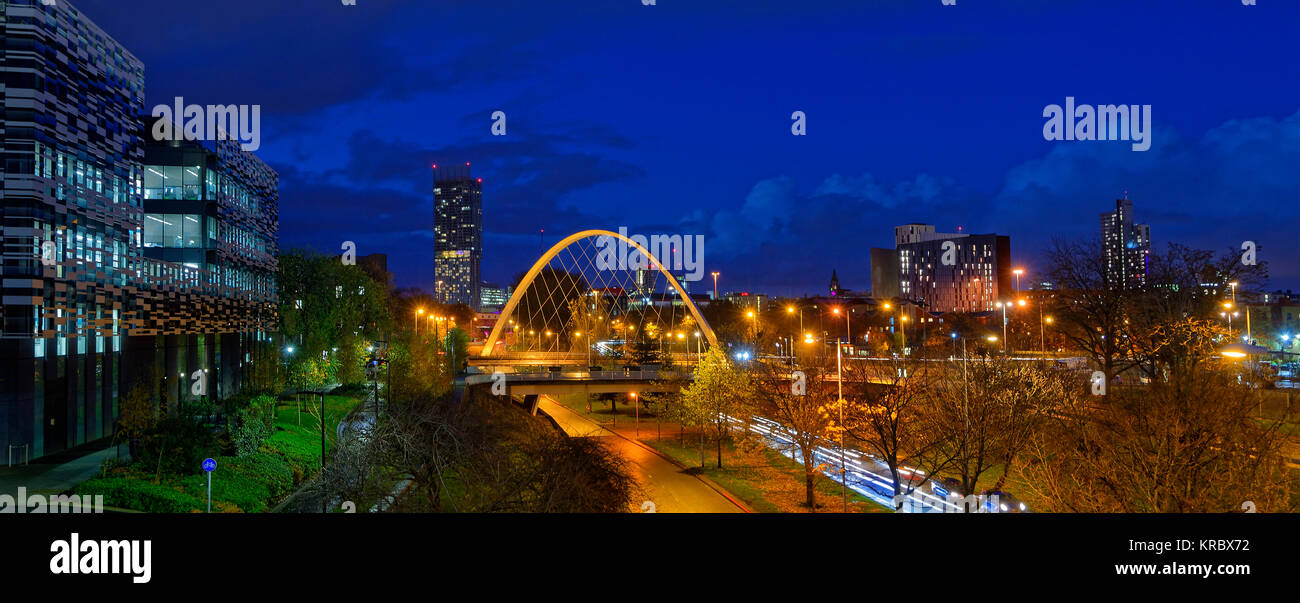 Ältere (2017) Skyline von Manchester von Süden mit Hulme Arch und Teil der Manchester Metropolitan University auf der linken Seite. Neuere 2021 Aufnahmen, die ich selbst habe. Stockfoto