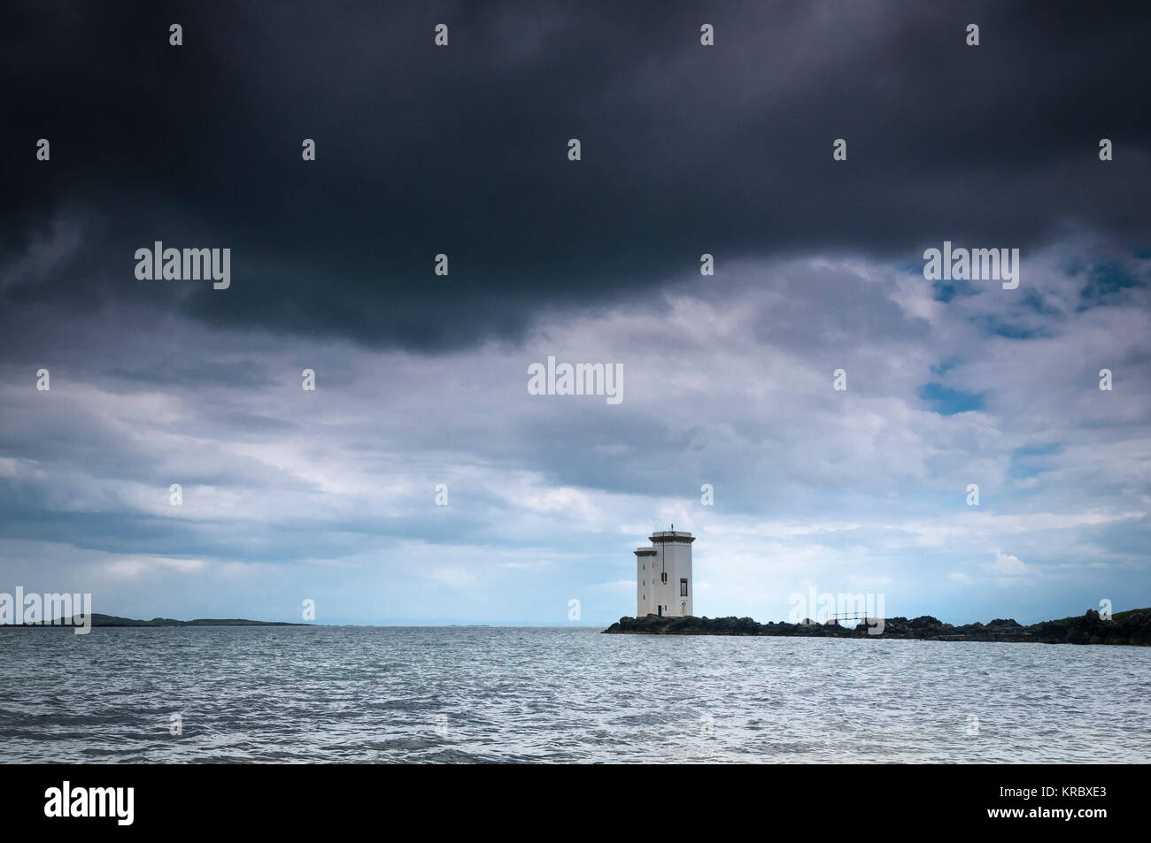 Der Port Ellen Leuchtturm, Carraig Fhada Leuchtturm, mit einem Sturm laden Himmel, Isle of Islay, Schottland. Juni 2012 Stockfoto