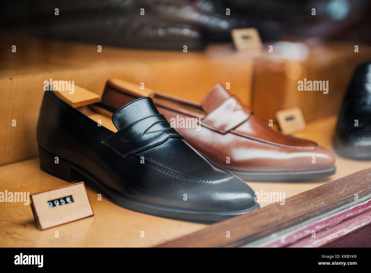 Herrenschuhe in einem luxuriösen Store in Paris. Stockfoto