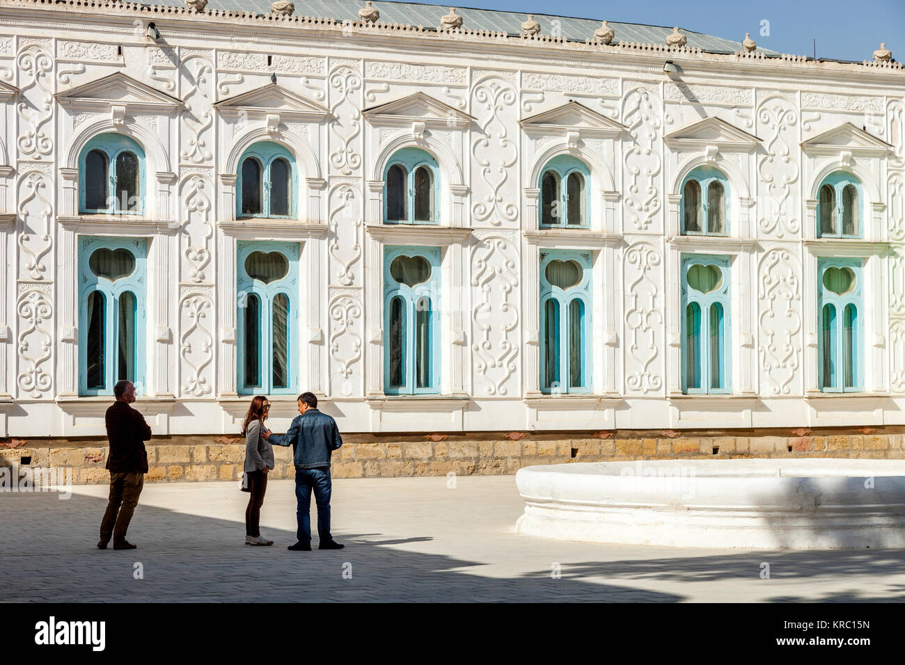 Ein Reiseleiter sprechen für Touristen an der Emir Sommer Palast, Buchara, Usbekistan Stockfoto