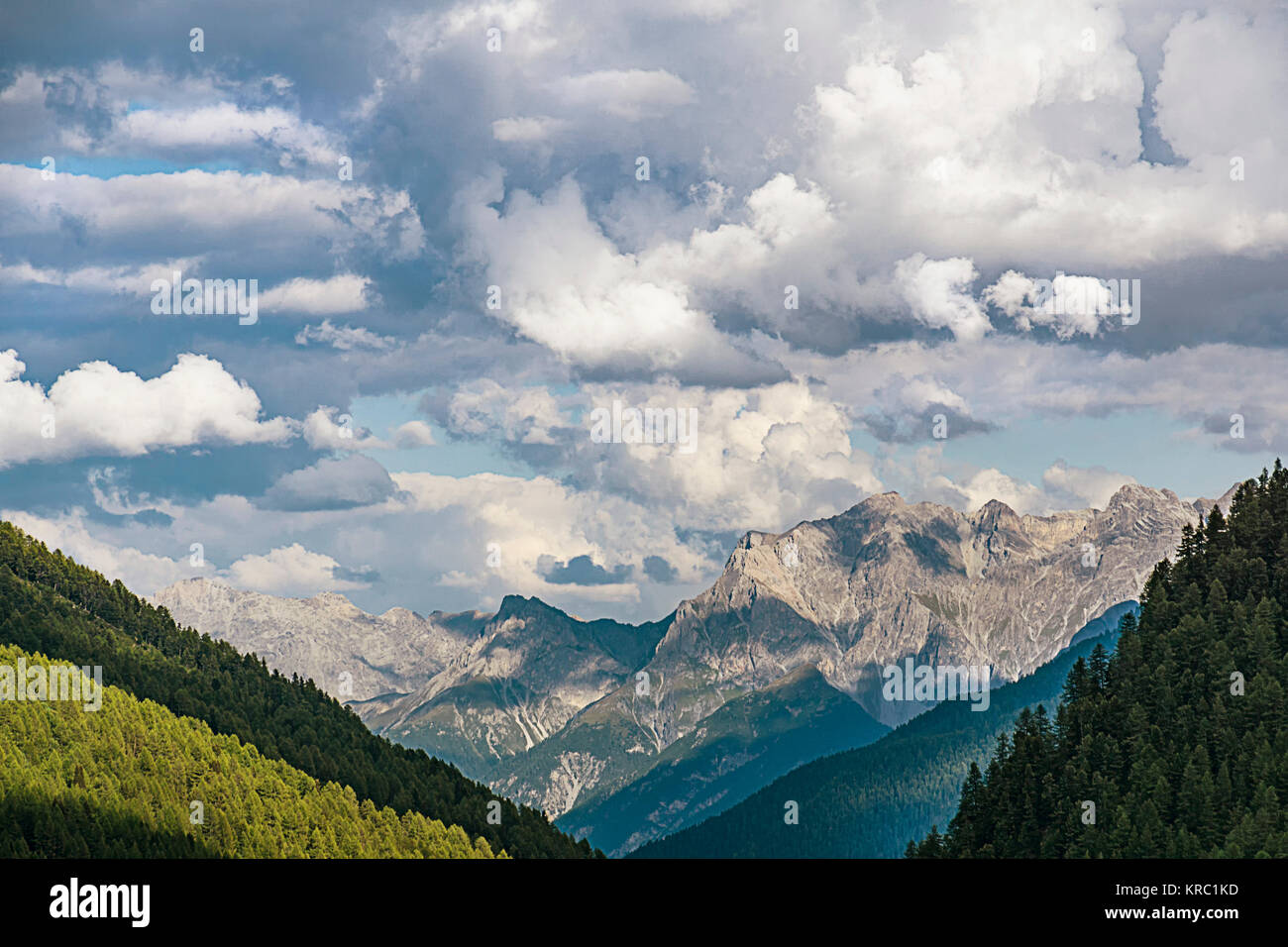 Cloud Spiel auf dem fluelapass Stockfoto