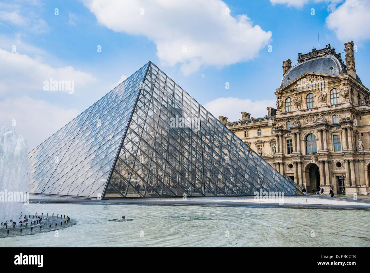 Louvre-Pyramide Stockfoto