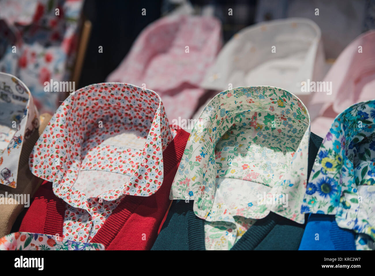 Herren Hemden in einem eleganten Store in Paris. Stockfoto