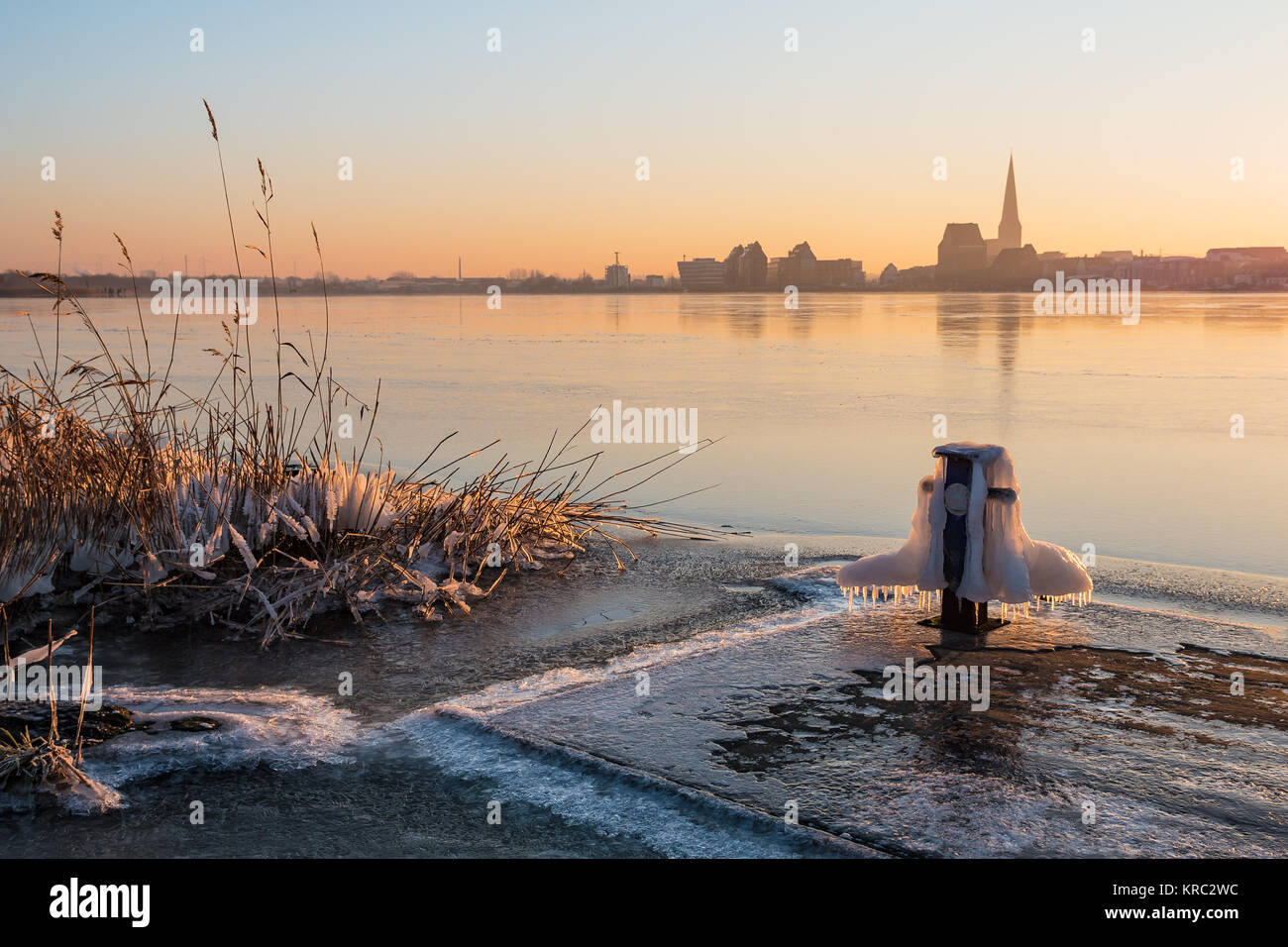 Blick über die warnow in Rostock im Winter Stockfoto