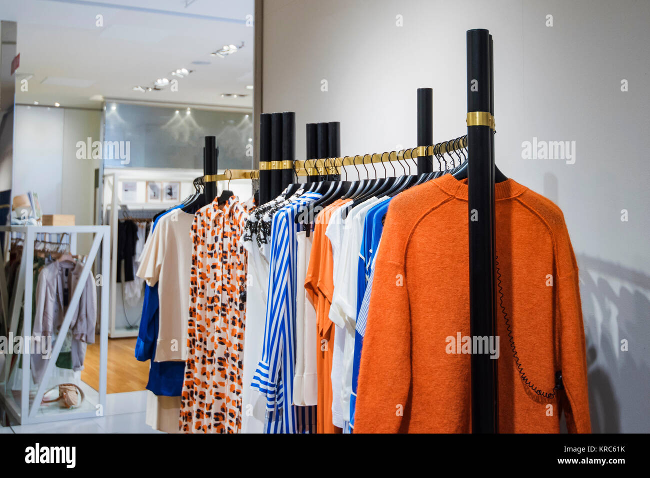 Elegante Frau Kleidung in einem Store in Paris Stockfoto