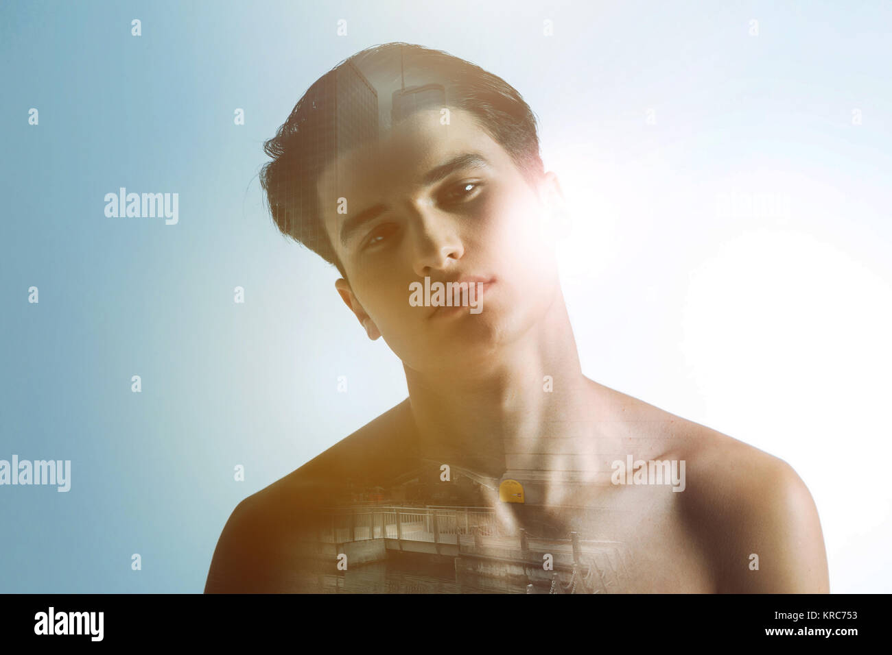 Attraktive schöner Mann nachdenklich an Sie Stockfoto