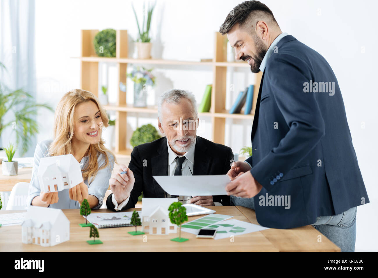 Fröhliche Realtors lächelnd, während sie mit ihrer Arbeit zufrieden sind. Stockfoto