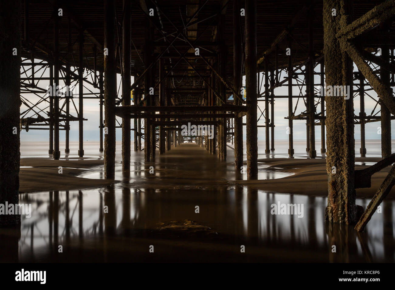 Unter Blackpool Pier Stockfoto