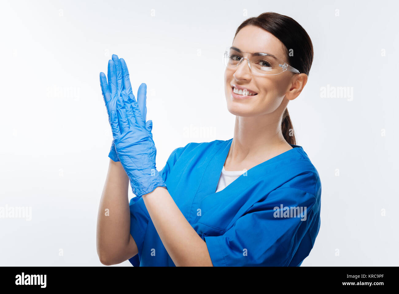 Positive weibliche Lab Assistant Waschen der Hände Stockfoto