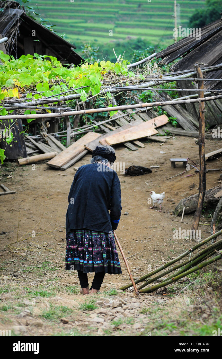 Eine alte Frau zu Fuß auf der Straße in Yen Bai, Northern Vietnam. Stockfoto