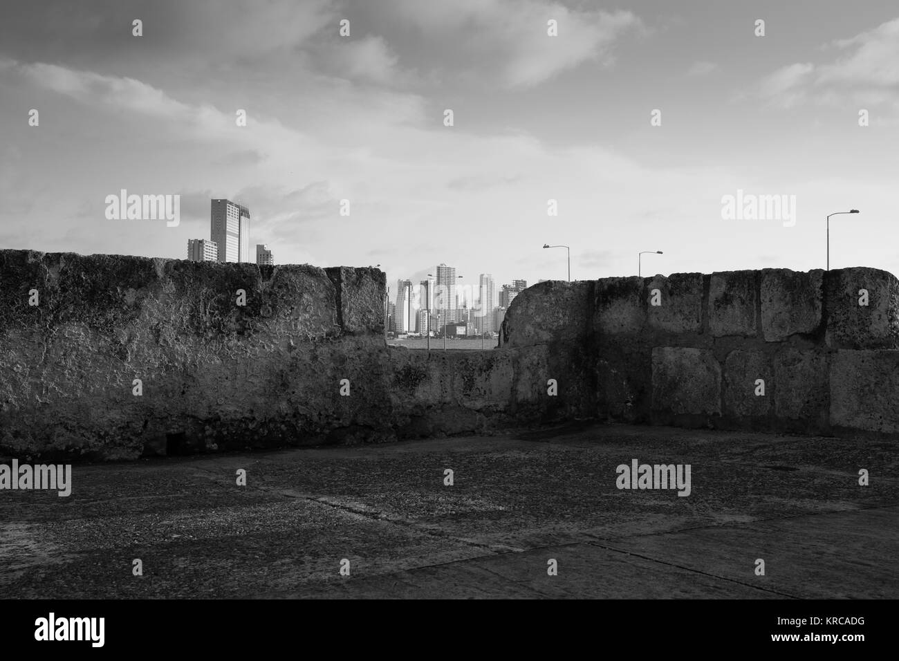 Gegenüberstellung zwischen den alten Stadtmauern und Wolkenkratzer in Cartagena, Kolumbien Stockfoto