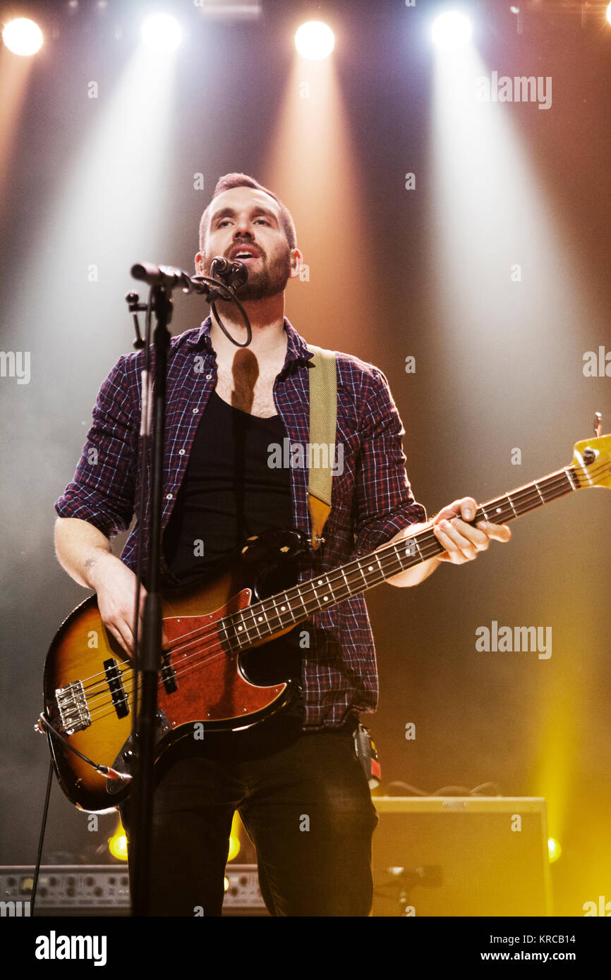 Die Englische indie rock und synth pop band Bastille (stilisiert als BΔSTILLE) führt ein Live Konzert bei VEGA in Kopenhagen. Hier Bassist James Kyle Simmons wird dargestellt, live auf der Bühne. Dänemark, 14/11 2013. Stockfoto