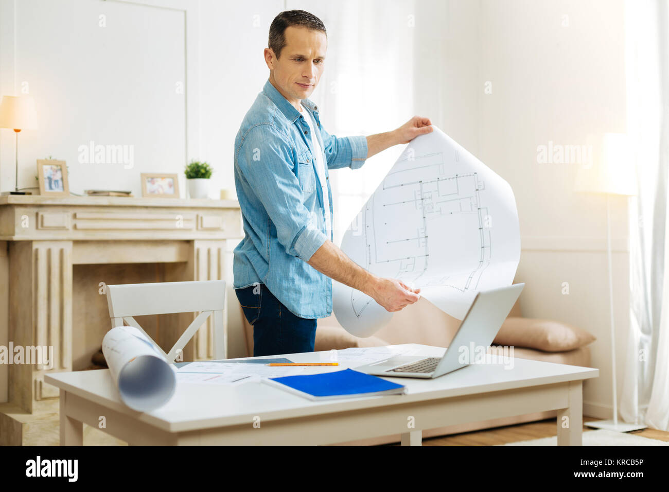 Professionelle erfahrener Ingenieur suchen ernsthafte während zu Hause arbeiten Stockfoto