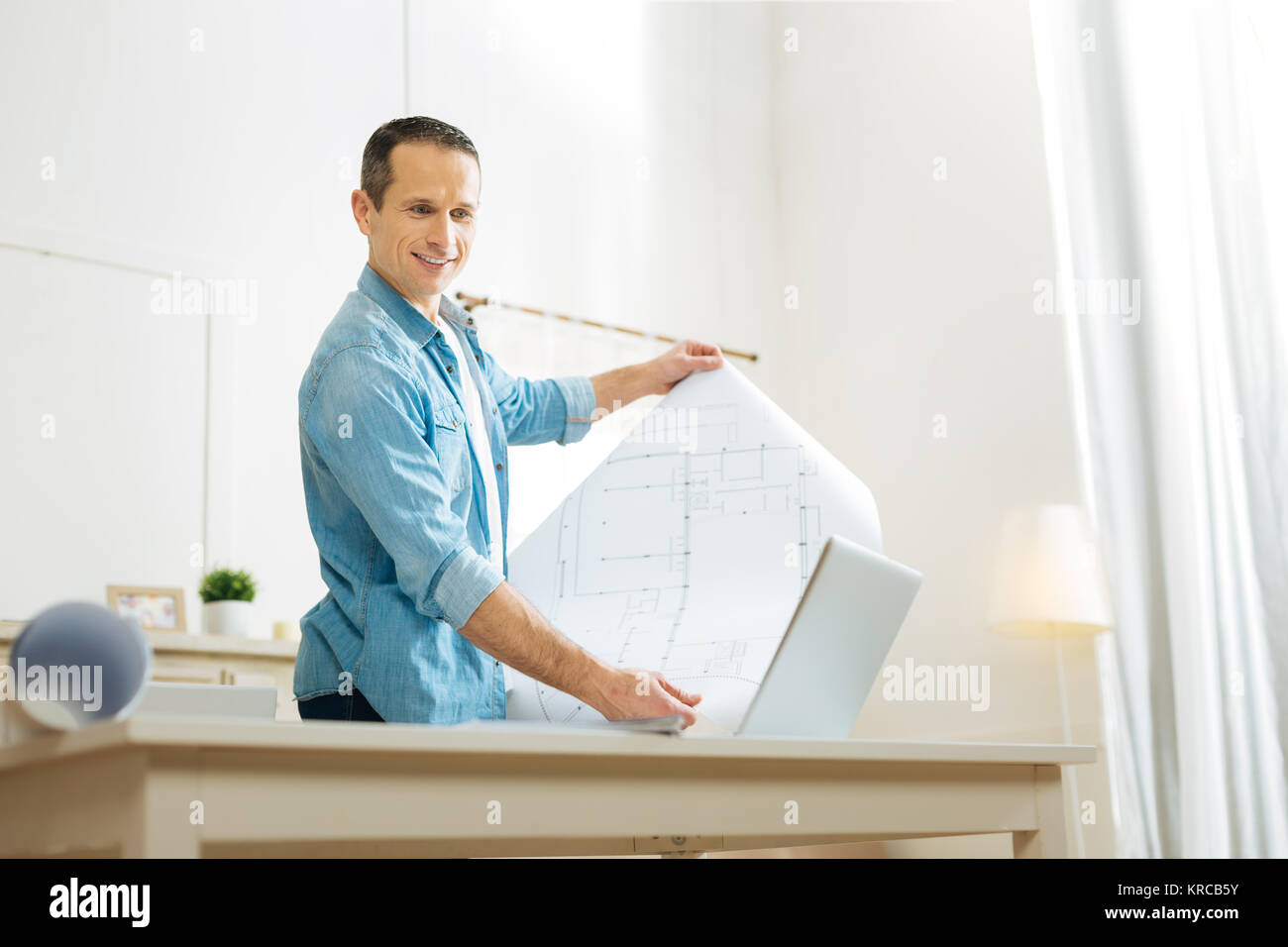 Emotionale Professional Engineer Gefühl glücklich zu Hause arbeiten Stockfoto