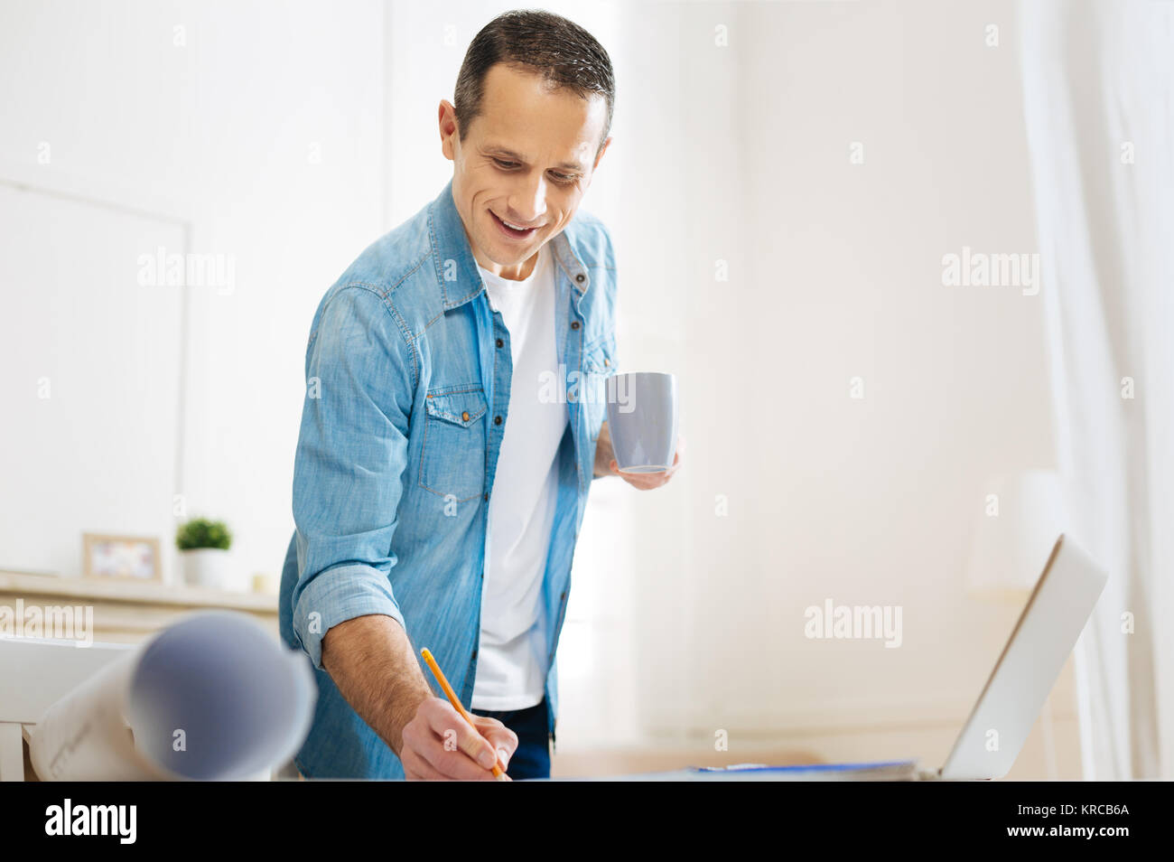 Angenehm freundlich Ingenieur Notizen für seine neue Kollegin und Tee trinken. Stockfoto