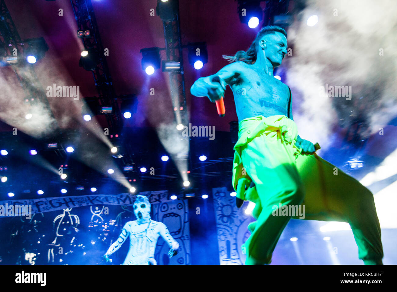 Die Südafrikanische rap Duo sterben Antwoord führt ein Live Konzert in der Orange Stage bei den Danish Music festival Roskilde Festival 2015. Das Duo besteht aus den beiden Rave-Sänger Ninja (dargestellt) und YoLandi Visser, die Lyrics in Afrikaans, Xhosa und Englisch durchführen. Dänemark, 03/07 2015. Stockfoto