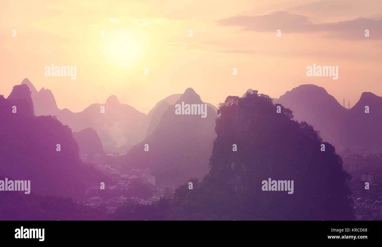 Einen malerischen Sonnenuntergang über Karstgebirge Formationen in Guilin, China, einer der beliebtesten touristischen Reiseziele. Farbe getonte Bild. Stockfoto