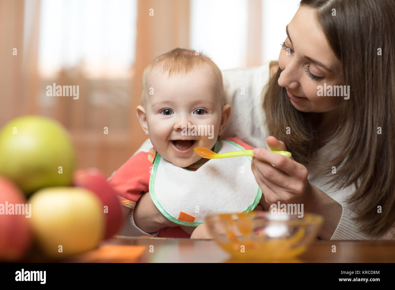Entzuckender Appetitapfelbaby Schoner Junge Fruhstuck Stockfotos