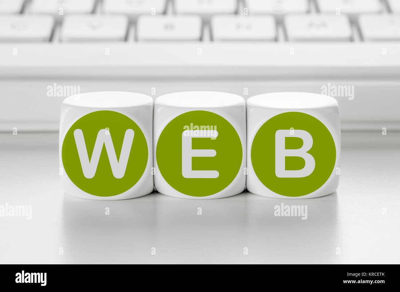 Buchstabenwürfel vor einer Tastatur-Web Stockfoto