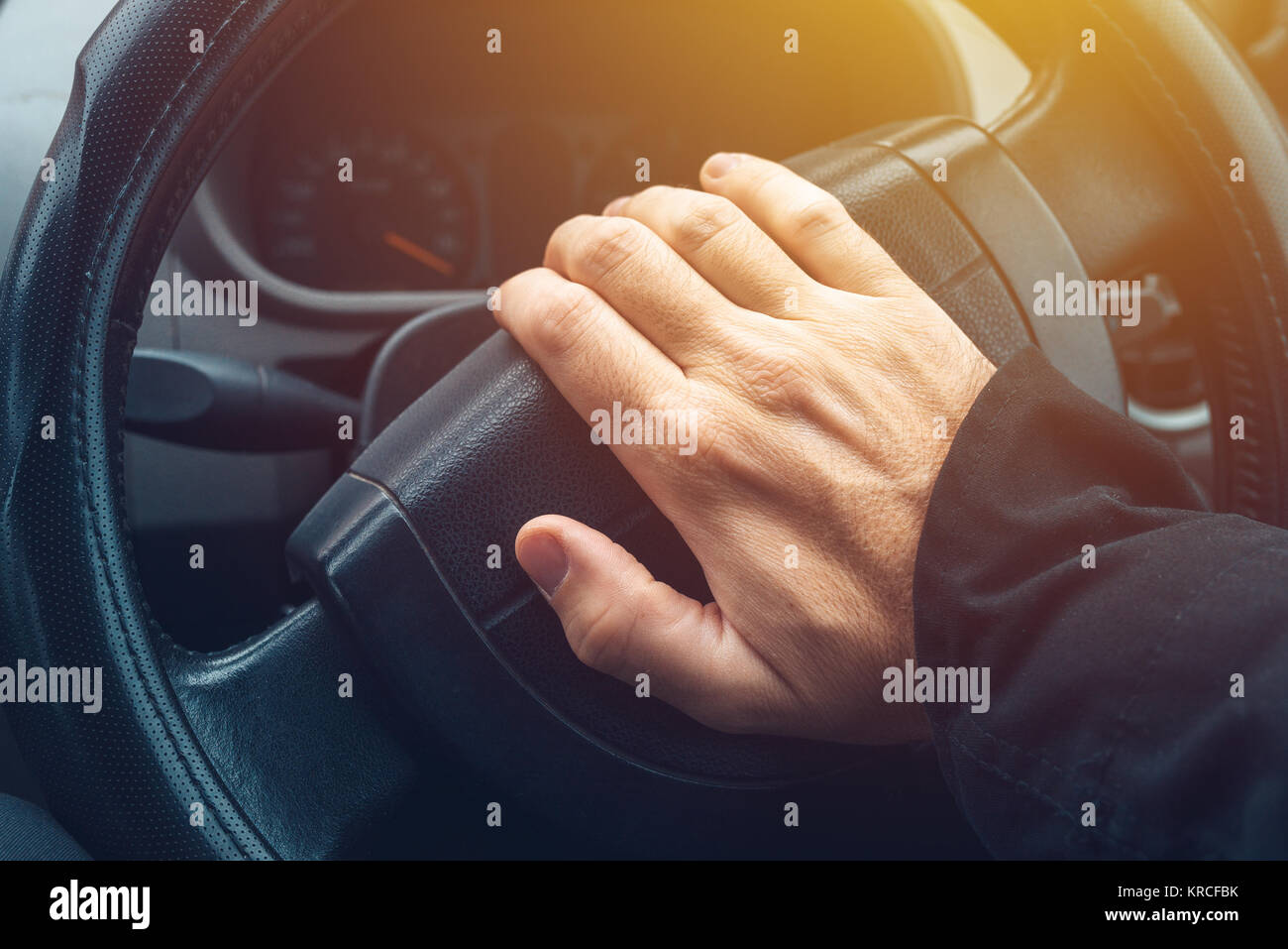 Männliche hand Auto hupen Hupe, Mann, der Fahrzeug- und Piepen  Stockfotografie - Alamy