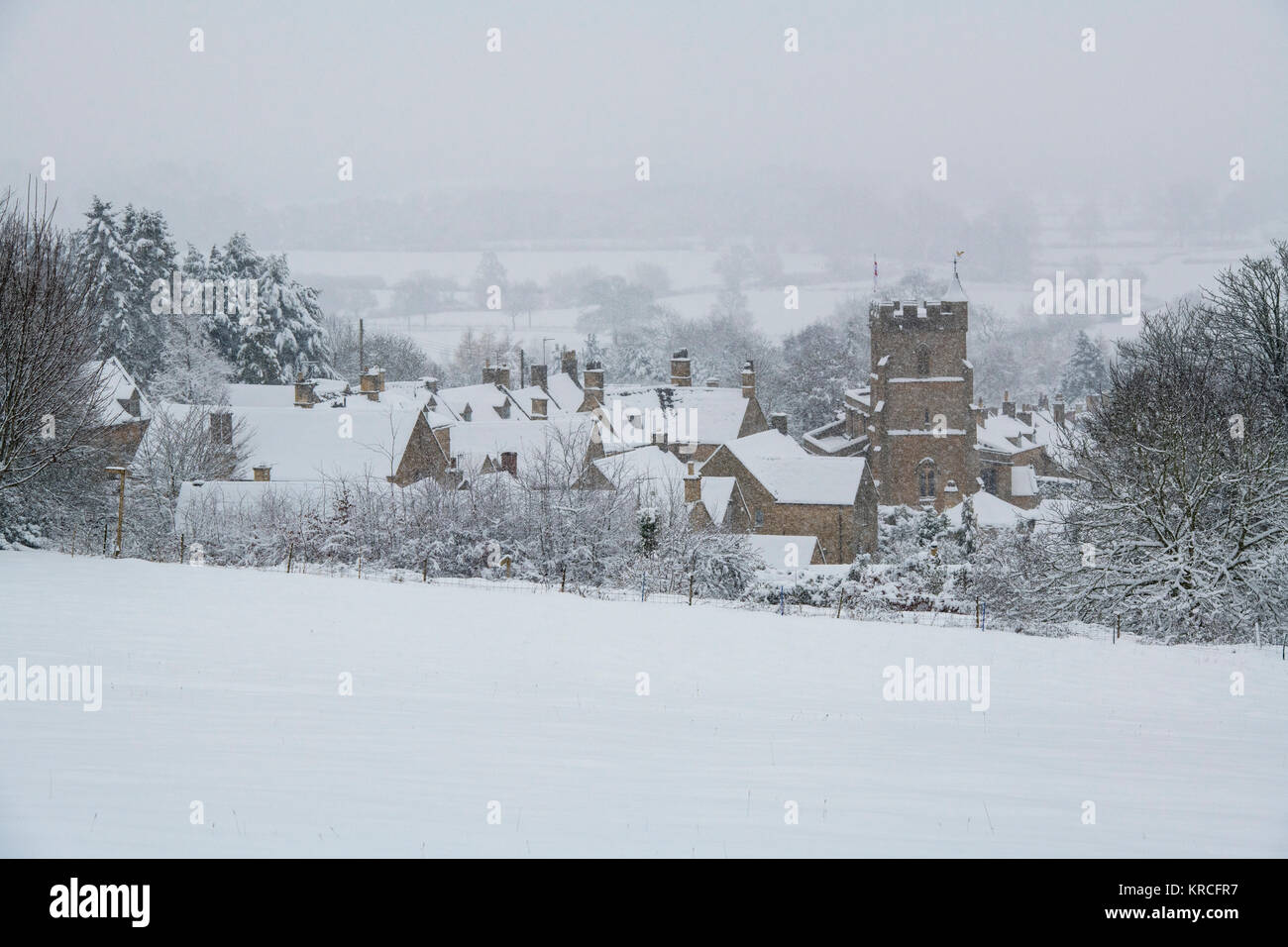 Bourton on the Hill Village während eines Schneesturms im Dezember. Bourton auf dem Hügel, Cotswolds, Gloucestershire, England. Panoramablick Stockfoto