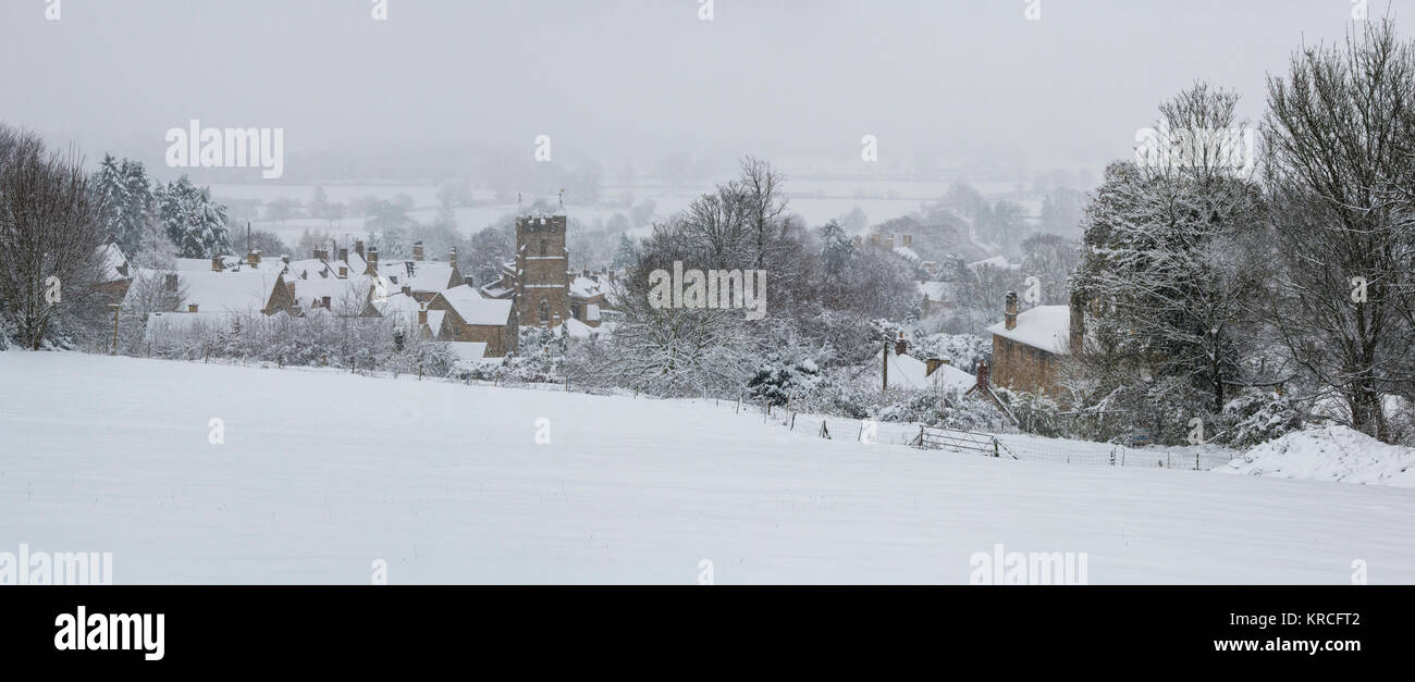 Bourton on the Hill Village während eines Schneesturms im Dezember. Bourton auf dem Hügel, Cotswolds, Gloucestershire, England. Panoramablick Stockfoto