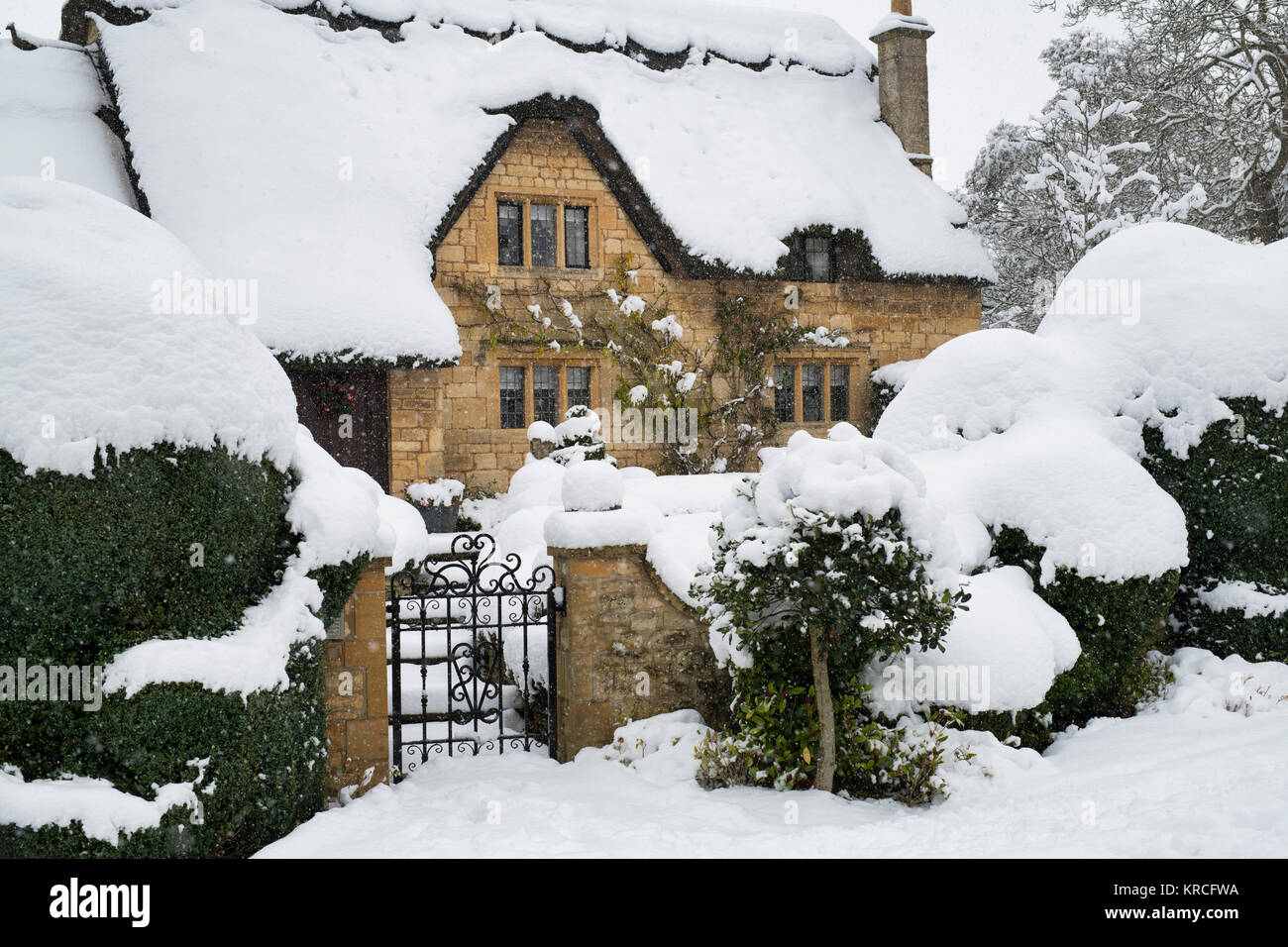 Reetdachhaus im Schnee zu Weihnachten im Dezember. Chipping Campden, Cotswolds, Gloucestershire, England Stockfoto