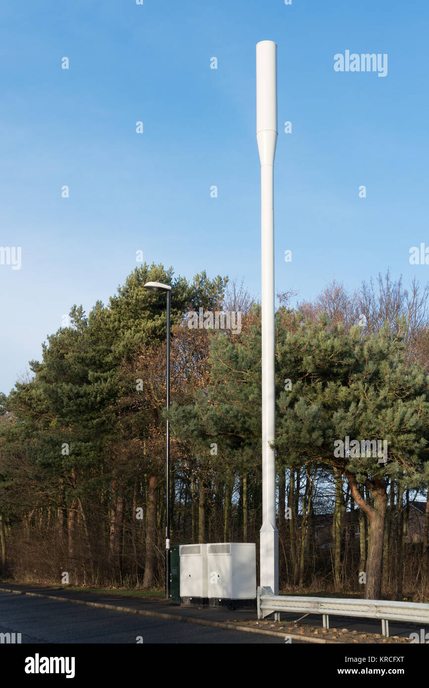 O2-Monopole mobile phone Mast mit Schaltschränken, England, Großbritannien Stockfoto