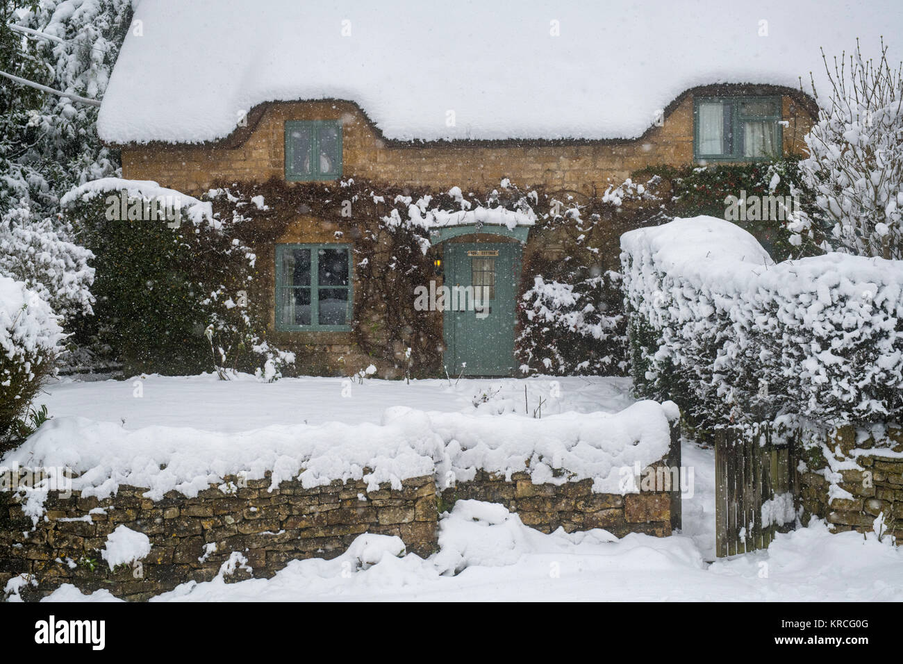Reetdachhaus im Schnee zu Weihnachten im Dezember. Chipping Campden, Cotswolds, Gloucestershire, England Stockfoto
