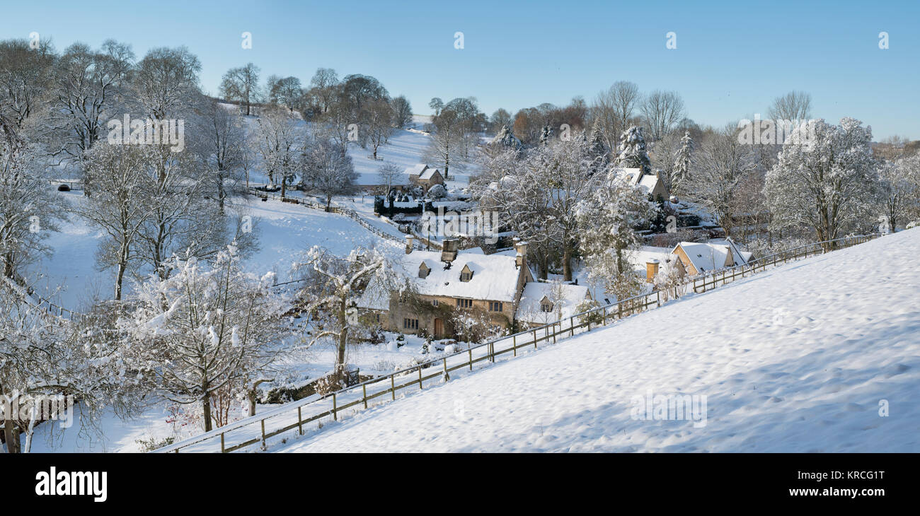 Turkdean Dorf im Schnee mit blauem Himmel im Dezember. Lower Dean, Cotswolds, Gloucestershire, England. Panoramablick Stockfoto