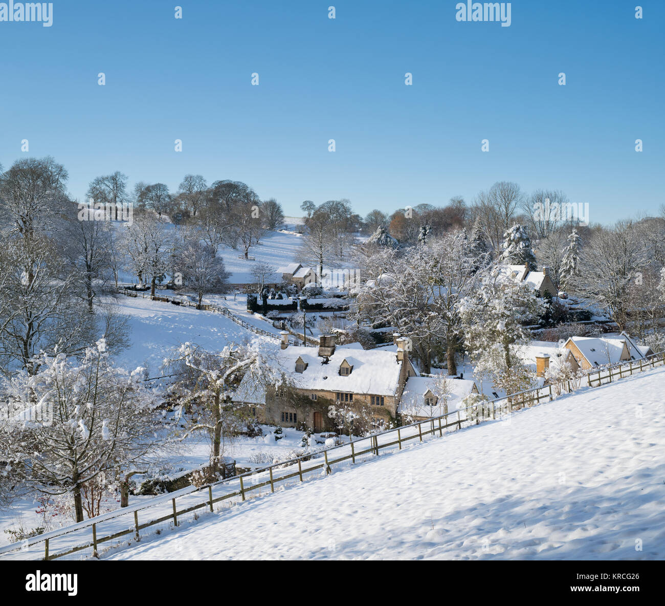 Turkdean Dorf im Schnee mit blauem Himmel im Dezember. Lower Dean, Cotswolds, Gloucestershire, England. Stockfoto