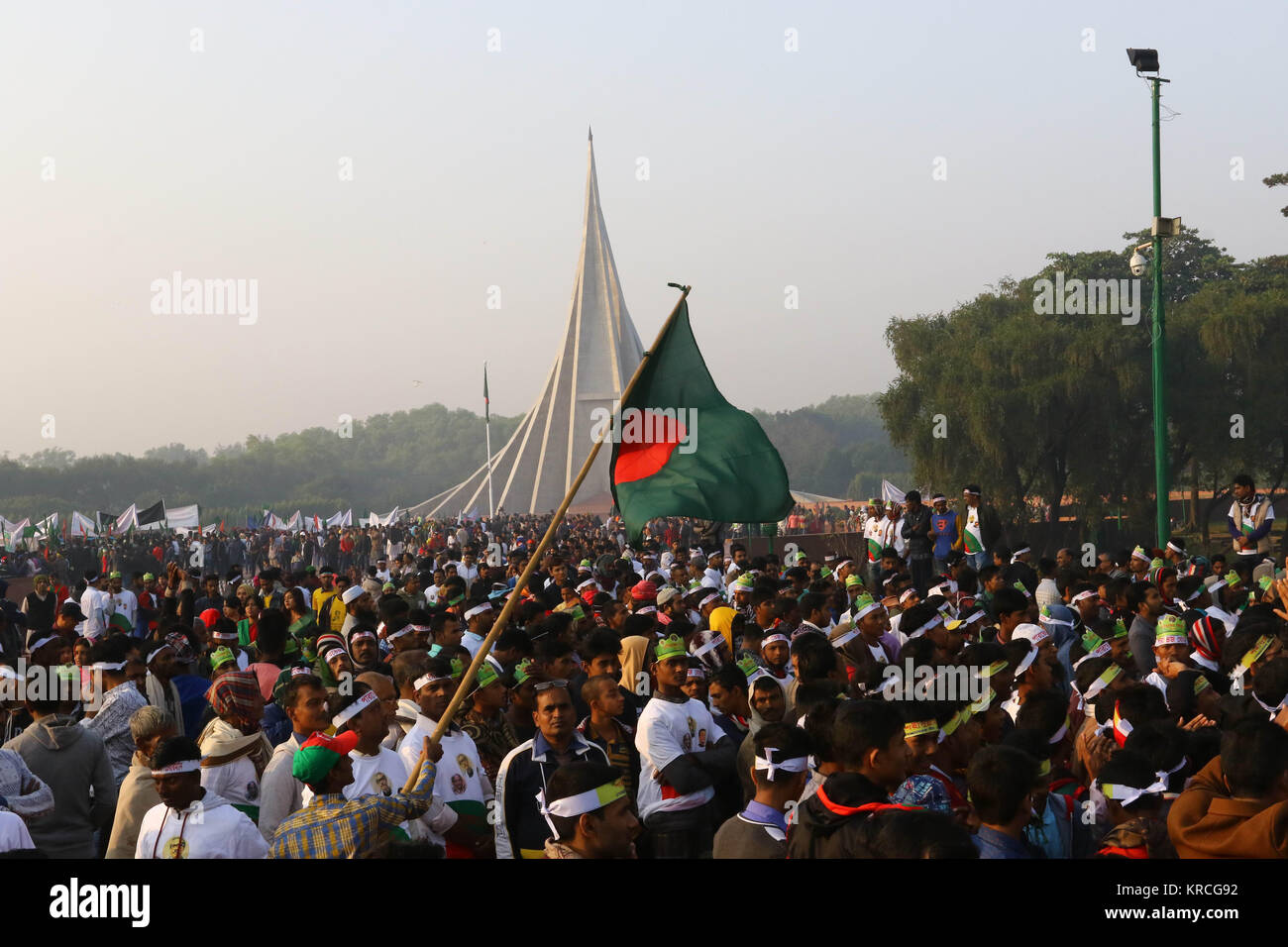 Bangladeshi Menschen drängen sich Nationale Mausoleum in Bibinje, am Stadtrand von Dhaka, Tribute zu den Märtyrern der Sieg tag Markierung auf Dezember zu zahlen Stockfoto