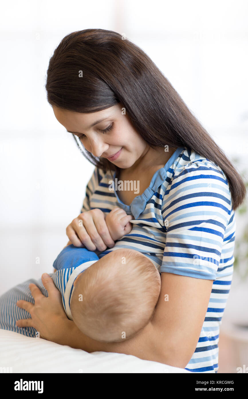 Junge Frau stillen Baby. Stockfoto