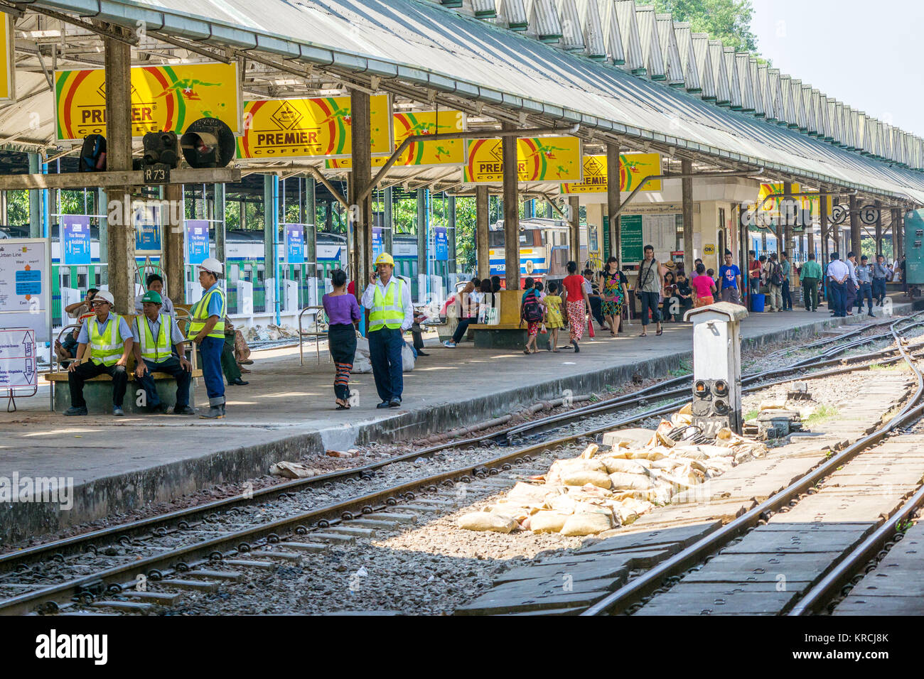 Bahn und Bahnhof in Yangon, Myanmar Stockfoto