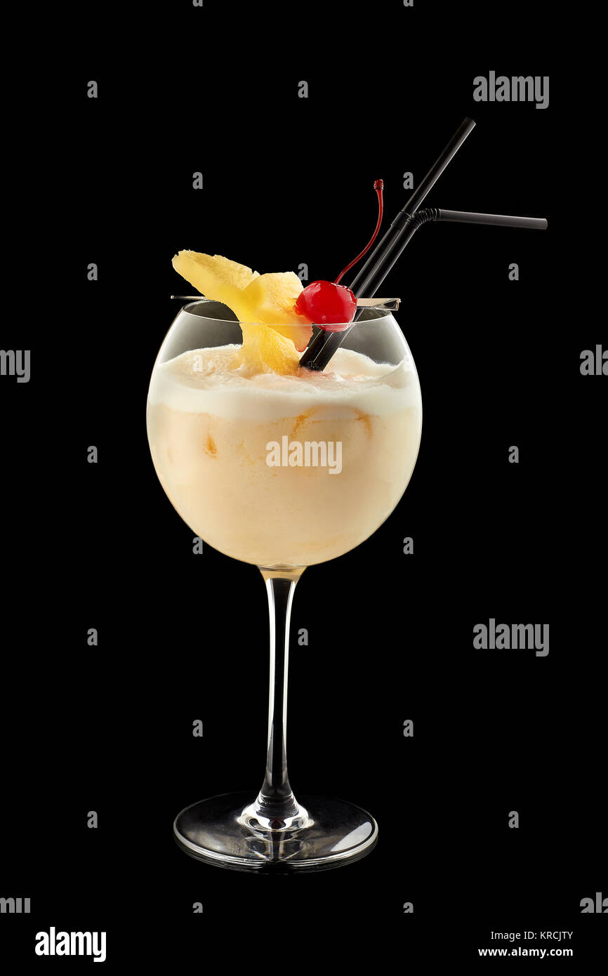 Pina Colada Cocktail auf schwarzem Hintergrund Stockfoto